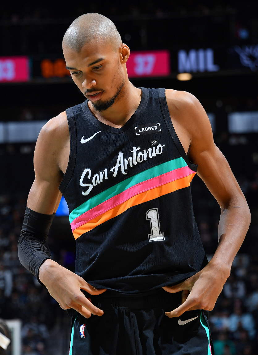 中国永利yl23455-王者归来取大胜！光头文班22+10完压字母 膝盖被撞后5记三分超准